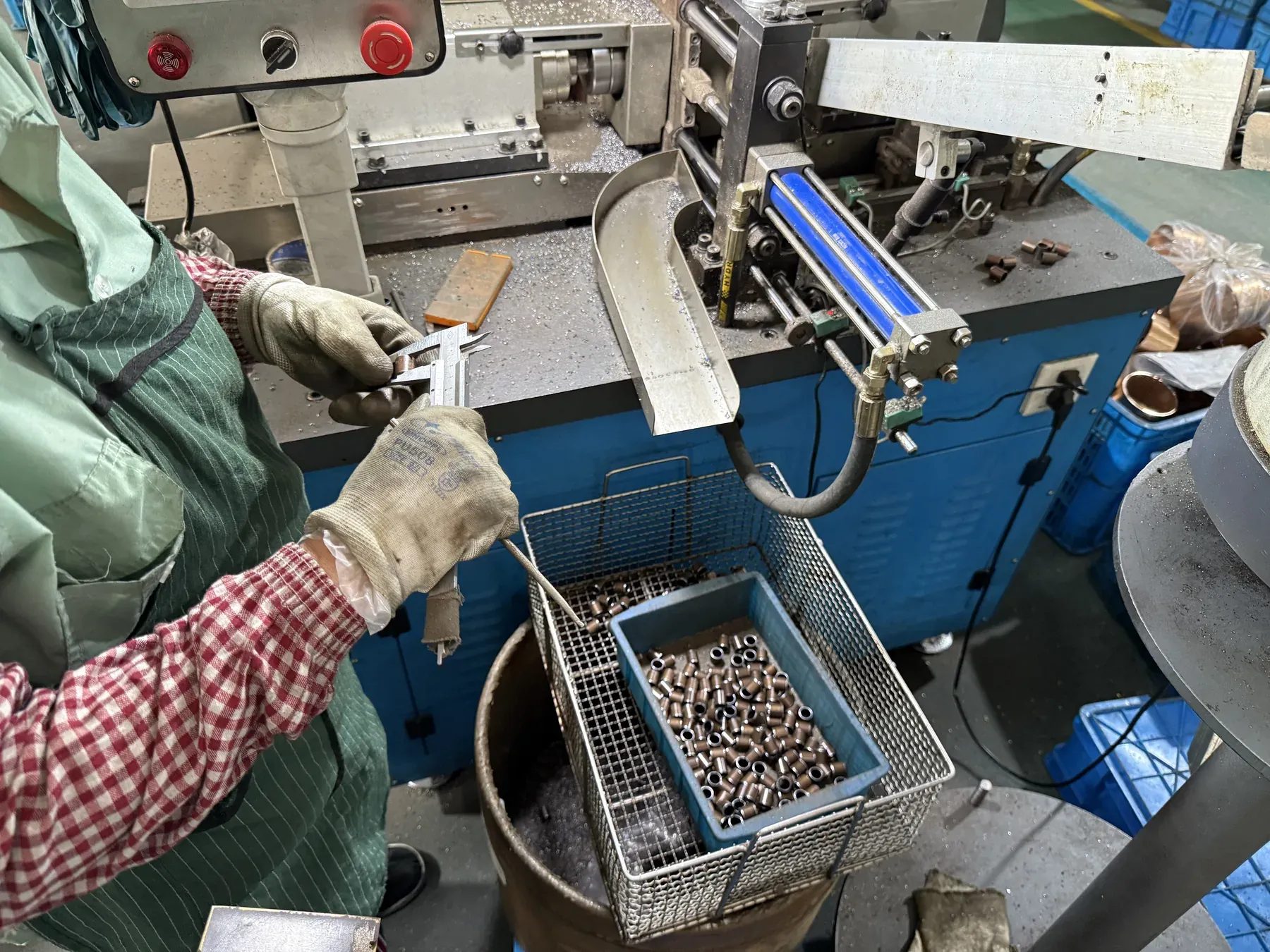 Operators on the composite bushing production lines at the Bushing MFG plant in Jiaxing